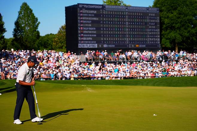 한국의 김시우가 119일 노스캐롤라이나주 샬럿의 퀘일 할로우 클럽에서 열린 PGA 챔피언십 골프 대회 최종 라운드 18번 홀에서 파퍼트을 성공시킨 후 주먹을 불끈 쥐고 있다./AP 연합뉴스