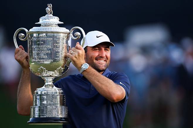 19일 노스캐롤라이나주 샬럿의 퀘일 할로우 컨트리 클럽에서  끝난 2025 PGA 챔피언십에서 우승한 미국의 스코티 셰플러가 워너메이커 트로피를 들어 보이고 있다./AFP 연합뉴스