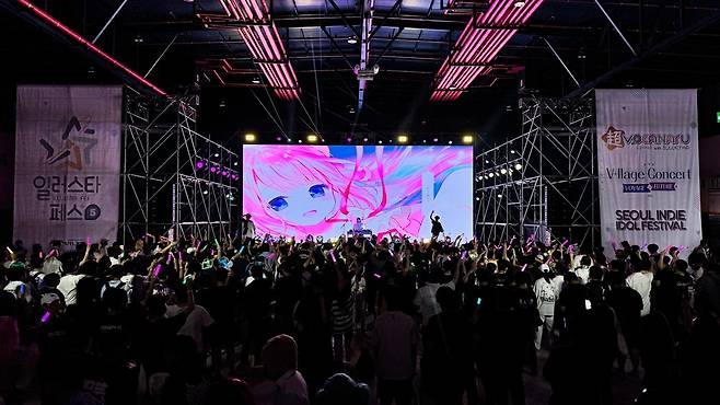 작년 8월 서울 대치동 세텍(SETEC)에서 열린 '일러스타 페스5' 행사에서 서브컬처풍 음악을 디제잉하는 공연에 몰린 사람들. /일러스타 페스