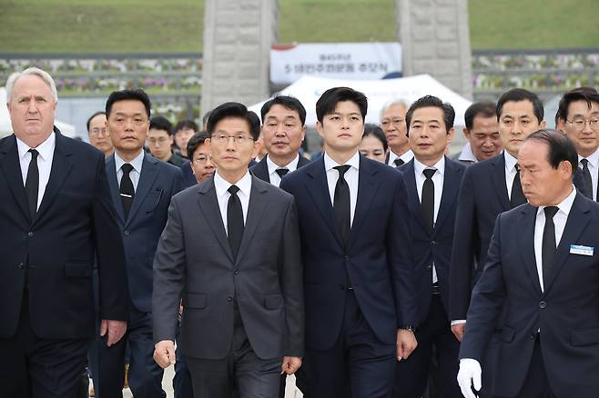 김문수(왼쪽 셋째) 국민의힘 대통령 후보와 김용태(왼쪽 넷째) 비상대책위원장이 17일 광주 북구 국립 5·18 민주묘지를 찾아 참배한 뒤 이동하고 있다. /뉴스1