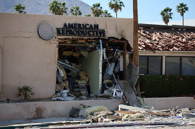 17일 미국 캘리포니아주 팜스프링스의 한 난임치료병원이 테러로 추정되는 폭발 사고로 피해를 입었다. /EPA 연합뉴스