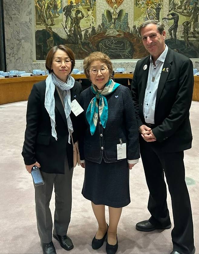 이성의 6·25전쟁납북인사가족협의회 이사장(가운데)과 박문정 협의회 국제팀장(왼쪽)이 15일 유엔에서 기념 촬영을 하고 있다. /6·25전쟁납북인사가족협의회