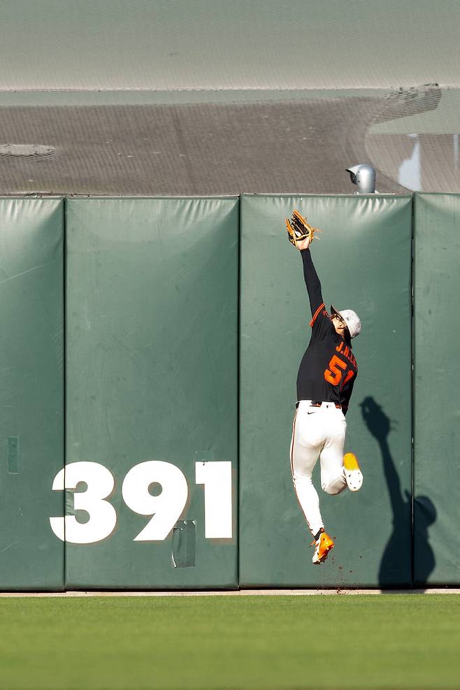 샌프란시스코 자이언츠의 중견수 이정후가 18일 열린 애슬레틱스전에서 1회 초 수비에서 상대 지명타자 브렌트 루커가 친 타구를 뛰어 오르며 잡아내고 있다. /D. Ross Cameron-Imagn Images 연합뉴스