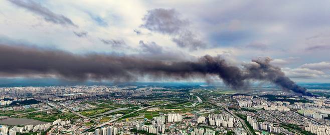 금호타이어 광주공장 화재가 발생한 지난 17일 오전 타이어 원료가 타면서 검은 연기가 광주 전체를 덮을만큼 뿜어져 나오고 있다./김영근 기자