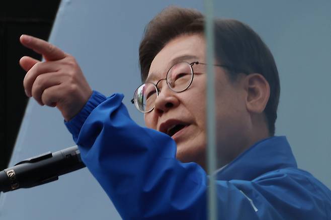 더불어민주당 이재명 대선 후보가 19일 서울 영등포구 타임스퀘어에서 열린 유세에서 방탄유리가 설치된 유세차에 올라 지지를 호소하고 있다. /연합뉴스