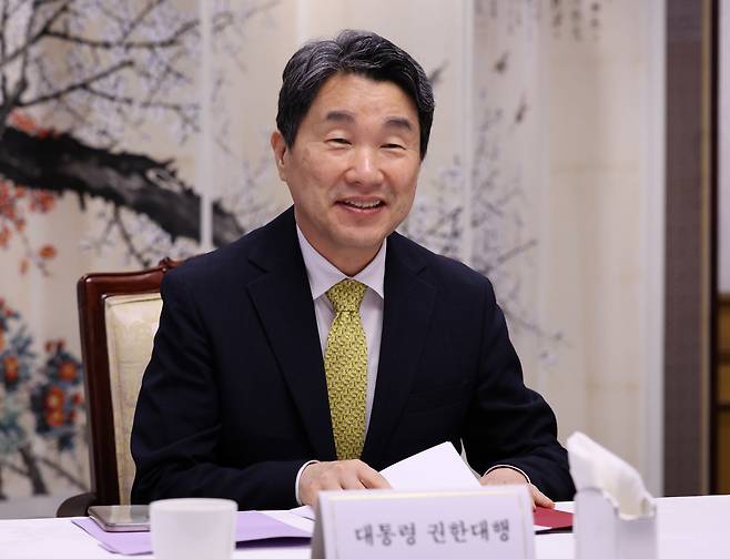 이주호 대통령 권한대행 부총리 겸 교육부 장관이 19일 정부서울청사에서 경제안보전략 간담회를 하고 있다. /교육부