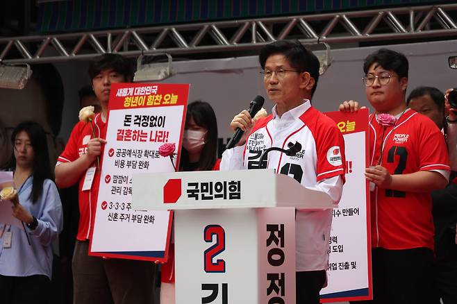 김문수 국민의힘 대선 후보가 19일 서울 청계광장에서 청년 정책 발표를 하고 있다. /뉴스1