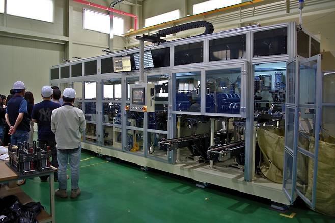 엠플러스는 노칭 공정의 생산성을 끌어올리기 위해 분당 600매(ppm)까지 처리 속도를 높인 초고속 노칭 장비를 개발했다. 초고속 노칭 장비의 모습. /엠플러스 제공