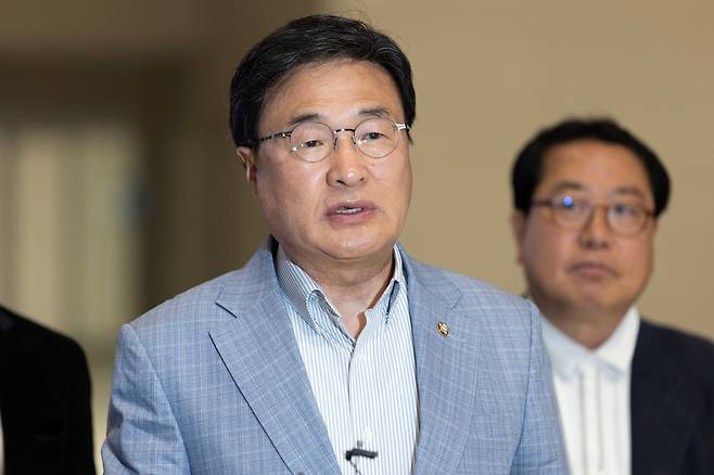 김대식 국민의힘 의원이 18일 인천국제공항에서 홍준표 전 대구시장의 선대위 합류 설득을 위해 미국 하와이로 출국하기 전 취재진의 질문에 답하고 있다. /뉴스1