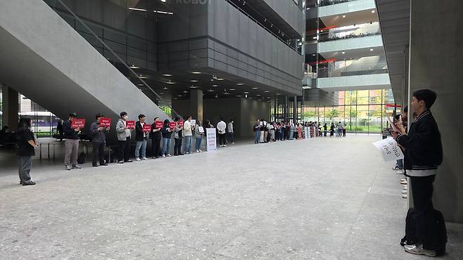 19일 오전 경기 성남시 네이버 제2사옥 1784에서 열린 ‘최인혁 전 최고운영책임자(COO) 복귀 반대 피케팅 시위’ 모습. /뉴스1