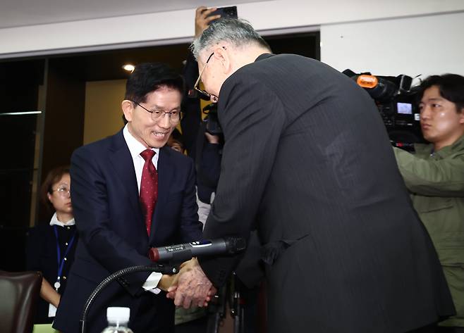 김문수 국민의힘 대통령 후보가 19일 오전 서울 중구 대한노인회에서 열린 간담회에서 이중근 대한노인회장과 인사하고 있다. /뉴스1