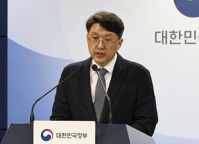 최우혁 과학기술정보통신부 정보보호네트워크정책관이 19일 서울 종로구 정부서울청사에서 SK텔레콤 침해사고 관련 민관합동 조사 결과 2차 발표 브리핑을 하고 있다./연합뉴스