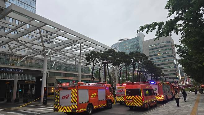 19일 오후 5시 28분쯤 서울 중구 수하동 미래에셋센터원 빌딩에서 화재가 발생했다. 불은 2시간 30분 만인 오후 8시쯤 완전히 꺼졌다./연합뉴스