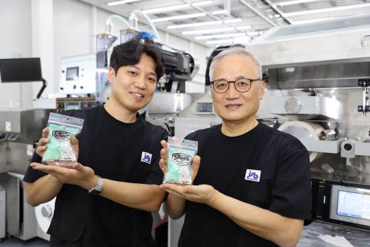 롤링타바코 필터 전문 제조기업 (주)JSB의 허중회(오른쪽) 대표와 허준범 팀장이 자사 필터제품을 들고 촬영을 하고 있다. 박하늘 기자