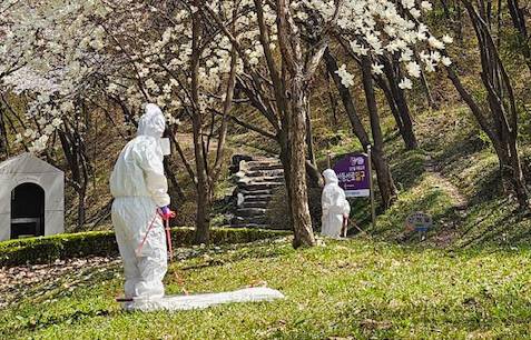 충남도 보건환경연구원 관계자들이 도내 한 공원에서 '참진드기' 조사를 실시하고 있다. 충남도 제공.