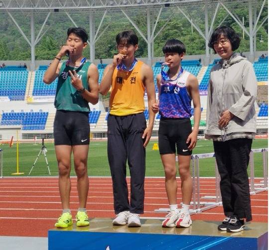제54회 전국소년체육대회 사전경기 2일차인 18일 송촌중 고현준(가운데)이 세단뛰기 종목에서 금메달을 수상하고 기념사진을 찍고 있다. 대전시체육회 제공