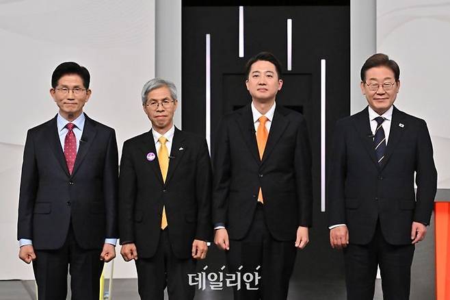 지난 18일 서울 마포구 SBS프리즘타워에서 열린 중앙선거방송토론위원회 주관 제21대 대통령선거 후보자 토론회에서 각 정당 대선 후보들이 선전을 다짐하고 있다. 왼쪽부터 국민의힘 김문수, 민주노동당 권영국, 개혁신당 이준석, 더불어민주당 이재명 대선후보. ⓒ뉴시스