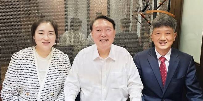 김계리 변호사(왼쪽)가 윤석열 전 대통령 파면 후 함께 식사하며 찍은 사진. 김 변호사 페이스북 캡처