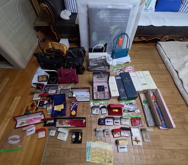 제주도 체납관리단이 서울 종로구 소재 고액체납자 주택을 수색해 압류한 물품들. 순금 100돈을 비롯해 귀금속, 명품 가방 등이 있다. 제주도 제공