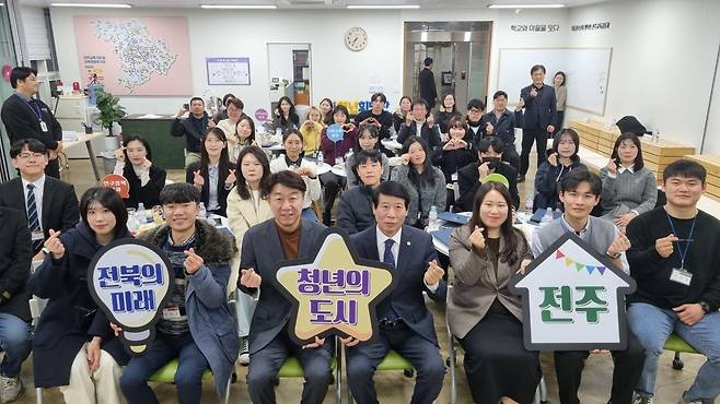 청년을 위한 정책 발굴 등을 위해 구성된 전북 전주시 청년 희망 단원들이 기념사진을 찍고 있다. 청년 희망단은 직장인과 자영업자, 대학생, 취업준비생 등 18~39세 청년으로 구성됐다. 전주시 제공