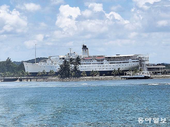 세계에서 가장 오랫동안 운행된 원양 여객선을 개조해 만든 둘로스 포스 더 쉽 호텔.