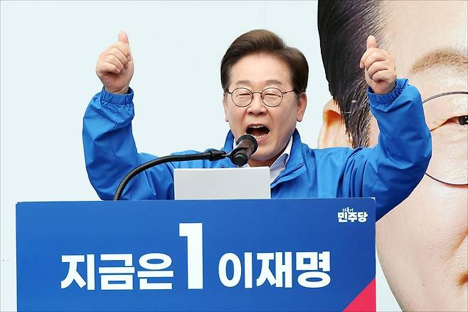 이재명 더불어민주당 대선 후보가 19일 서울 영등포구 타임스퀘어 광장에서 열린 선거유세에서 지지를 호소하고 있다. 사진공동취재단