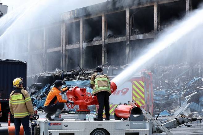 금호타이어 광주공장 화재 발생 이틀째인 18일 소방대원들이 물줄기를 쏘며 진화 작업을 벌이고 있다. 연합뉴스 제공