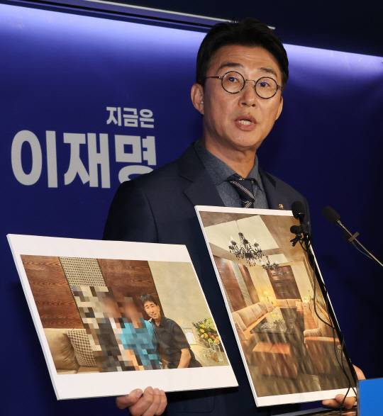 노종면 더불어민주당 선대위 대변인이 19일 서울 여의도 당사에서 "윤석열 전 대통령의 내란 혐의 사건 재판장인 지귀연 서울중앙지법 부장판사가 유흥업소에서 접대받았다"라는 의혹을 제기하며 관련 사진을 공개하고 있다. 연합뉴스.