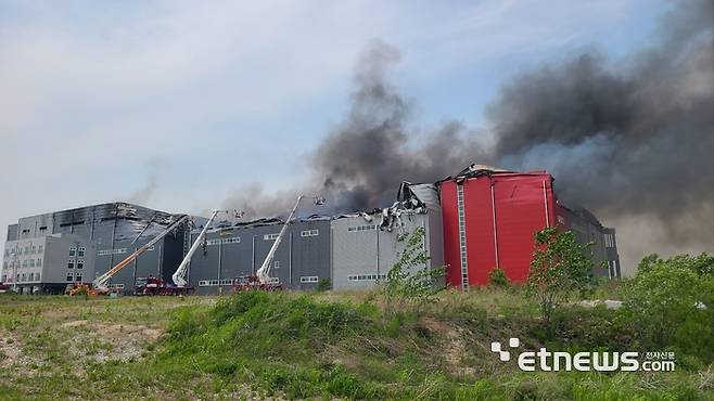 13일 경기 이천시 부발읍의 한 물류창고에서 불이 나 소방당국이 화재진압을 하고 있다.