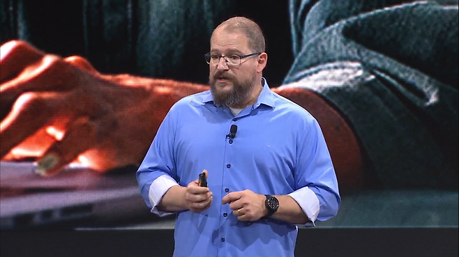 크리스티아노 아몬 퀄컴 CEO가 19일(현지시간) 대만 타이베이 난강2전시관에서 '컴퓨텍스 2025' 기조연설을 하고 있다. 〈사진= 컴퓨텍스 유튜브 캡쳐〉