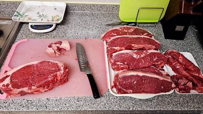 20250517_174518.jpg 저녁 코스트코 통 채끝등심 손질해서 냠냠