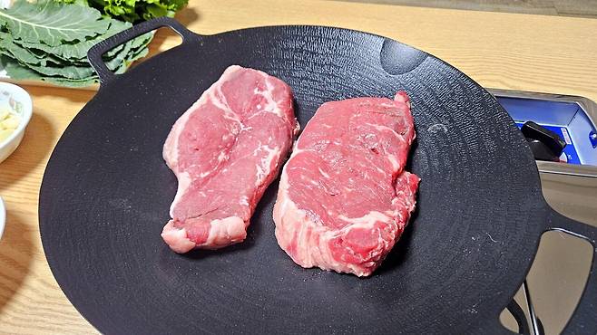 20250518_211639.jpg 저녁 코스트코 통 채끝등심 손질해서 냠냠