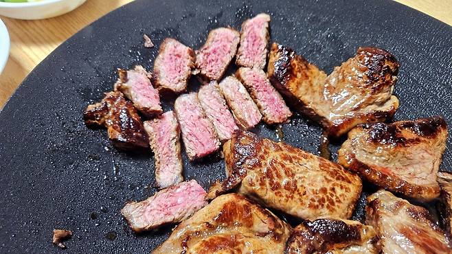 20250518_213002.jpg 저녁 코스트코 통 채끝등심 손질해서 냠냠