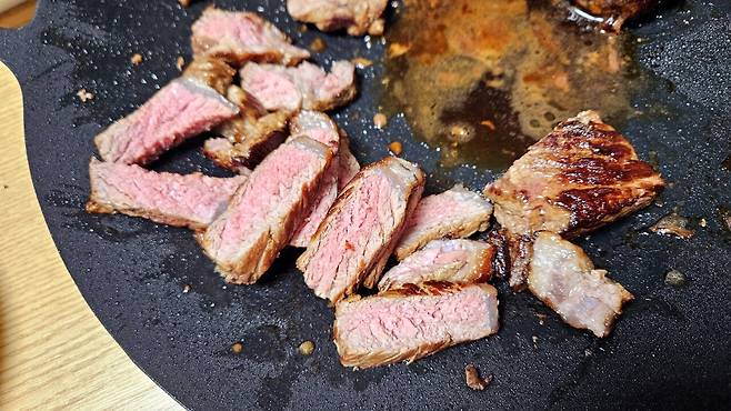 20250518_214724.jpg 저녁 코스트코 통 채끝등심 손질해서 냠냠