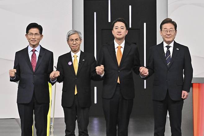 국민의힘 김문수(왼쪽부터), 민주노동당 권영국, 개혁신당 이준석, 더불어민주당 이재명 대통령 후보가 18일 서울 마포구 SBS프리즘타워에서 중앙선거방송토론위원회 주관 제21대 대통령선거 후보자 토론회에 나서고 있다. 뉴스1
