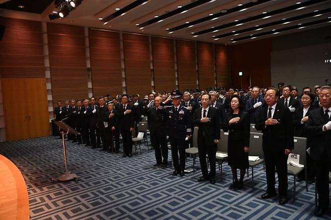 제6대 공군참모총장 故 김신 장군 9주기 추모식이 19일 서울 용산구 백범기념관에서 김신장군기념사업회주관으로 개최됐다. 사진은 이영수 공군참모총장, 김두만 김신장군기념사업회장(제11대 공군참모총장) 등 주요 참석자들이 국기에 대한 경례를 하고 있는 모습. 공군 제공