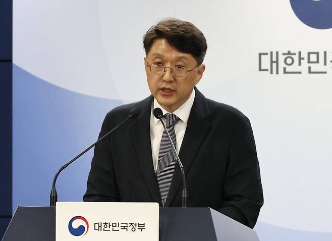 최우혁 과학기술정보통신부 정보보호네트워크정책관이 19일 서울 종로구 정부서울청사에서 SKT 침해사고 관련 민관합동 조사결과 2차 발표 브리핑을 하고 있다. 연합뉴스