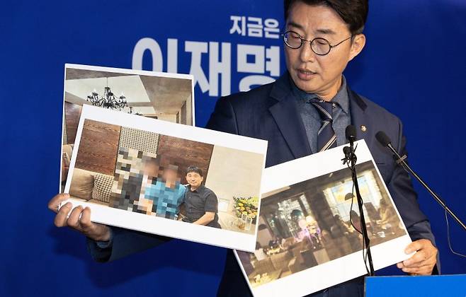 노종면 더불어민주당 선거대책위 대변인이 19일 오후 서울 여의도 더불어민주당 당사에서 기자회견을 열고 지귀연 서울중앙지법 부장판사 룸살롱 출입 증거 사진을 공개하고 있다. 뉴스1