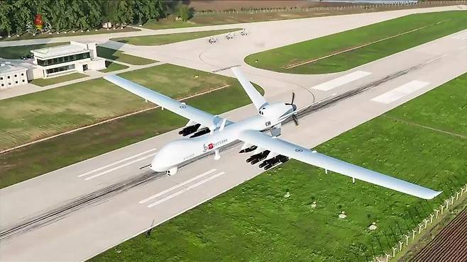 김정은 북한 국무위원장이 지난 15일 제1공군사단 관하 비행연대를 방문해 공군 반항공(방공)전투 및 공습 훈련을 지도했다고 조선중앙TV가 17일 보도했다. 중앙TV가 공개한 사진을 보면 미그(MiG)-29와 수호이(Su)-25 등 북한 공군의 최신 자산이 이날 훈련에 동원됐다. 조선중앙TV 캡처