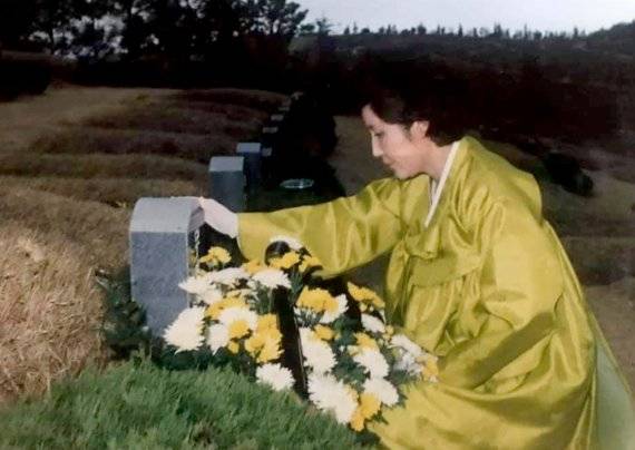 노태우 전 대통령 부인 김옥숙 여사가 지난 1988년 2월25일 노 전 대통령 취임식 직후 광주 북구 망월동 5·18 옛묘역(현 민족민주열사묘역)을 찾아 이한열 열사 묘에 참배하는 모습. 사진=전직 언론인 사회관계망서비스 게시물 갈무리, 뉴시스