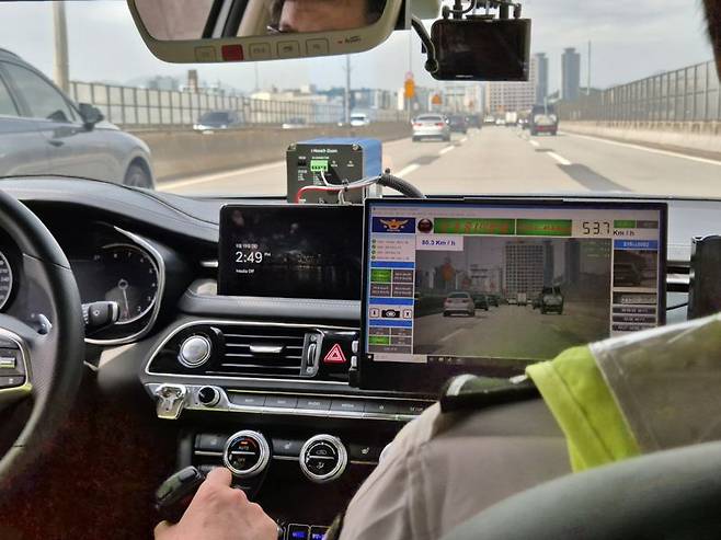 암행순찰차 차량 내부. 차량에 부착된 탑재형 과속장비는 고성능 카메라로 차량번호를 인식하고, GPS로 실시간 위치를 파악해 단속정보를 자동으로 저장해 영상실로 전송한다. 사진=공동취재단