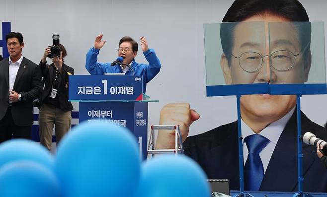 더불어민주당 이재명 대선후보가 19일 서울 용산구 용산역 광장에서 방탄유리가 설치된 유세차량 위에 올라 연설하고 있다. 사진=서동일 기자