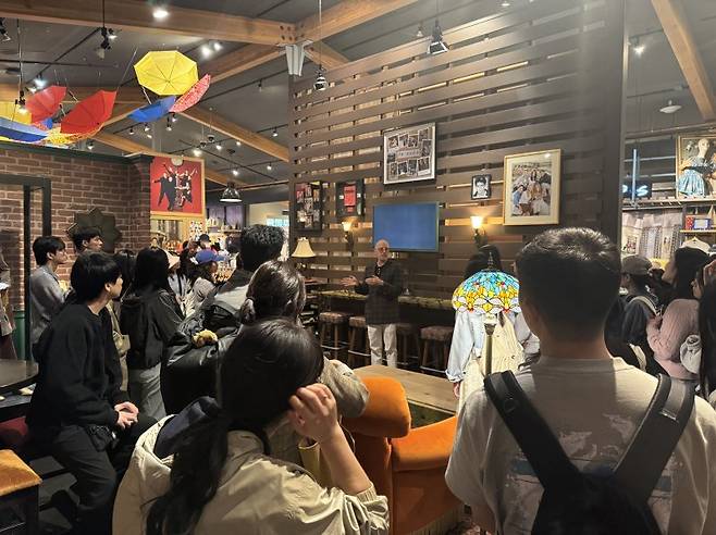 'K콘텐츠 수출 마케터 양성 교육' 과정 중 수강생들이 미국 워너 브라더스 스튜디오를 방문하고 있다. 콘진원 제공