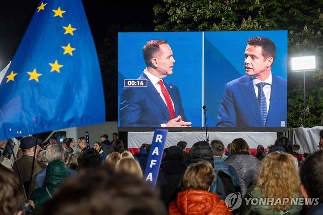 폴란드 대선토론을 지켜보는 시민들. 사진=연합뉴스