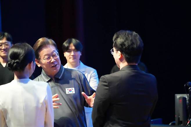 e스포츠 관계자들과 함께 얘기를 나누는 이재명 대선 후보 / 출처: 강유정 의원실