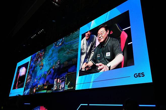 '롤' 플레이를 체험중인 이재명 대선후보 / 출처: 강유정 의원실