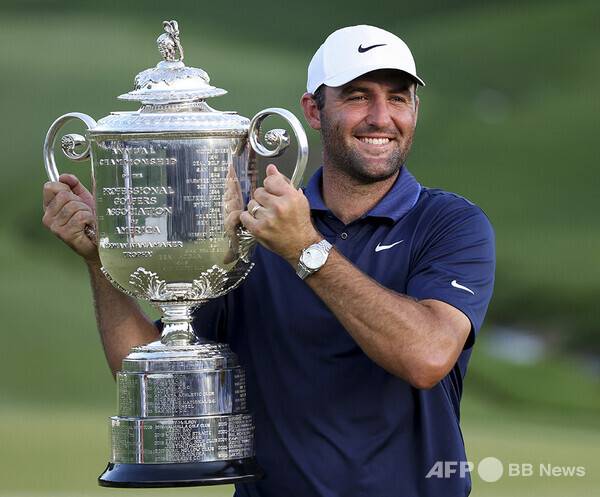 미국프로골프(PGA) 투어 2025시즌 두 번째 메이저 대회 PGA챔피언십 우승을 차지한 세계랭킹 1위 스코티 셰플러가 우승 트로피를 들고 있는 모습이다. 사진제공=ⓒAFPBBNews = News1