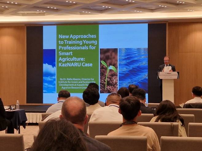 카자흐스탄 온실연맹장(Nurlan Adikhanovich)이 '케이(K)-스마트팜 로드쇼'에서 '카자흐스탄 스마트팜 산업동향'을 발표하고 있다. 2025.5.18. (사진=농림축산식품부)