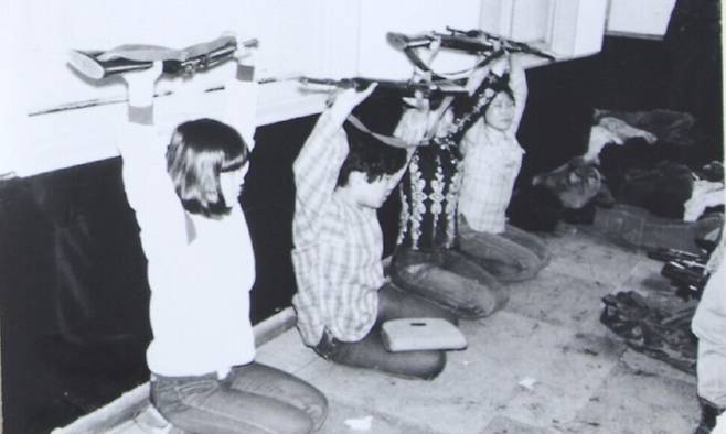 2019년 11월 당시 대안신당이 공개한 사진이다. 무릎을 꿇은 채 총을 들고 있는 4명 가운데 맨 오른쪽에 있는 여성이 ㅇ씨다. ㅇ씨는 1980년 5월 광주항쟁 마지막 날 계엄군에게 잡혀 전투교육사령부가 있던 상무대로 끌려가 성폭력을 당했다. 대안신당 제공