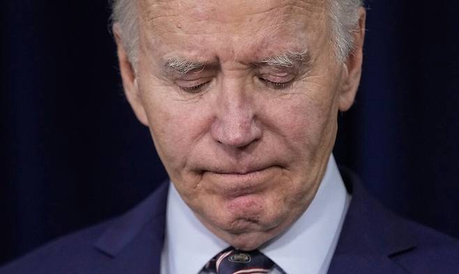 지난해 12월 29일 미국령 버진아일랜드 세인트크로이 크리스천스테드에서 조 바이든 대통령이 지미 카터 전 대통령의 별세에 대해 언급하며 말을 멈추고 있다. 크리스천스테드/AP 연합뉴스